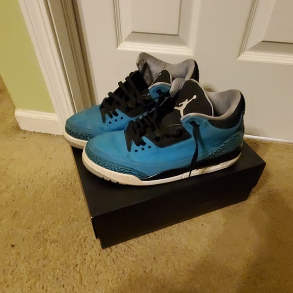 Two pair of Jordans - Picture 3 of 4